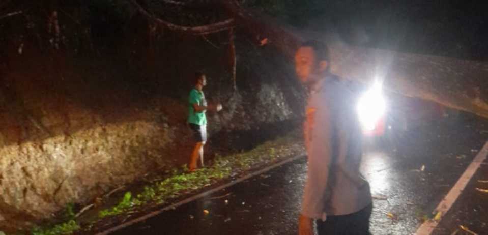 Polsek Cisompet Evakuasi Pohon Tumbang yang Sempat Tutup Akses Jalan